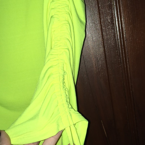 NWT neon yellow workout top - Picture 4 of 5